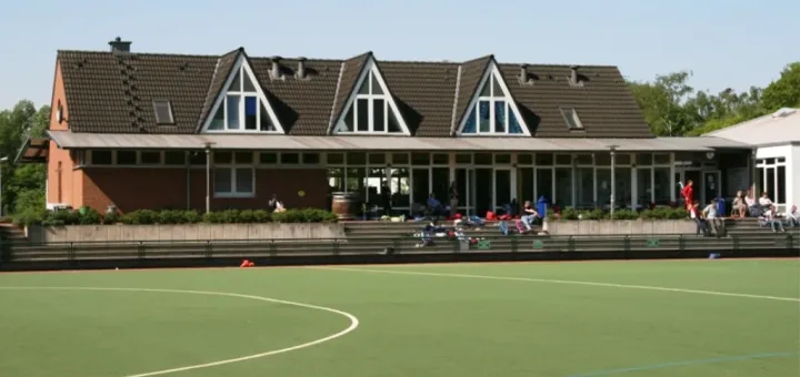 Clubhaus des Club Raffelberg mit Hockey-Kunstrasenplatz