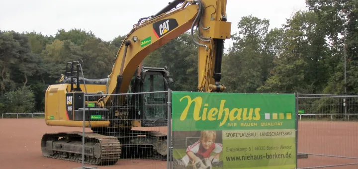 Bagger auf der Baustelle des neuen Hockeyplatzes im Club Raffelberg