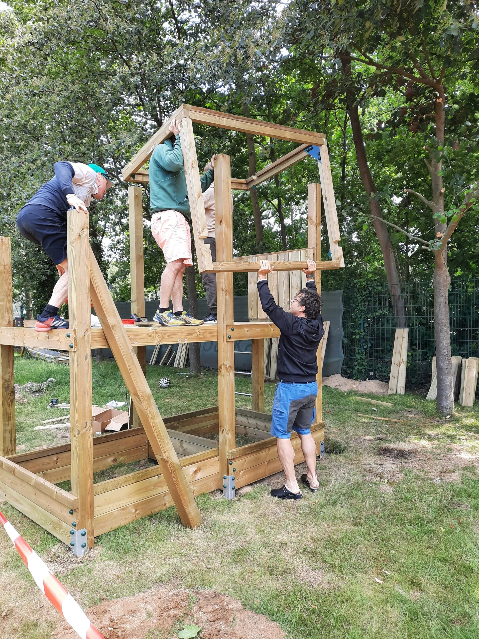 Bau des Spielplatzes schreitet voran!