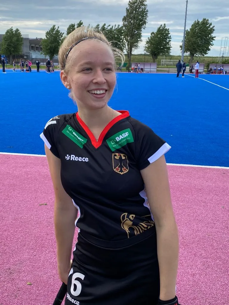 Sophie Bos war erfolgreich mit der DHB-U17 in Calais💚🖤🏑👏