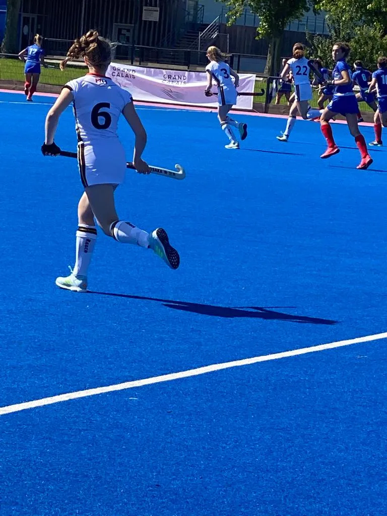 Sophie Bos war erfolgreich mit der DHB-U17 in Calais💚🖤🏑👏