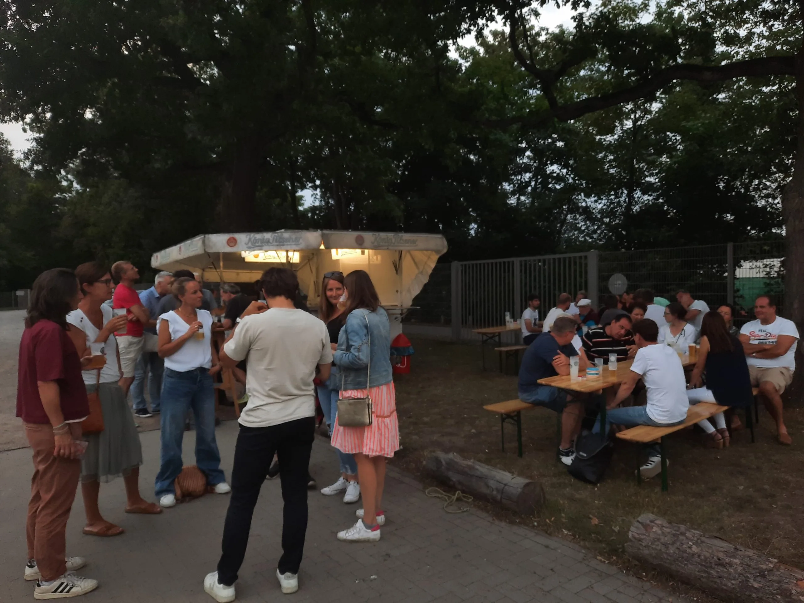 Stimmungsvolle Einweihung des Bierwagens am Parkplatz 2
