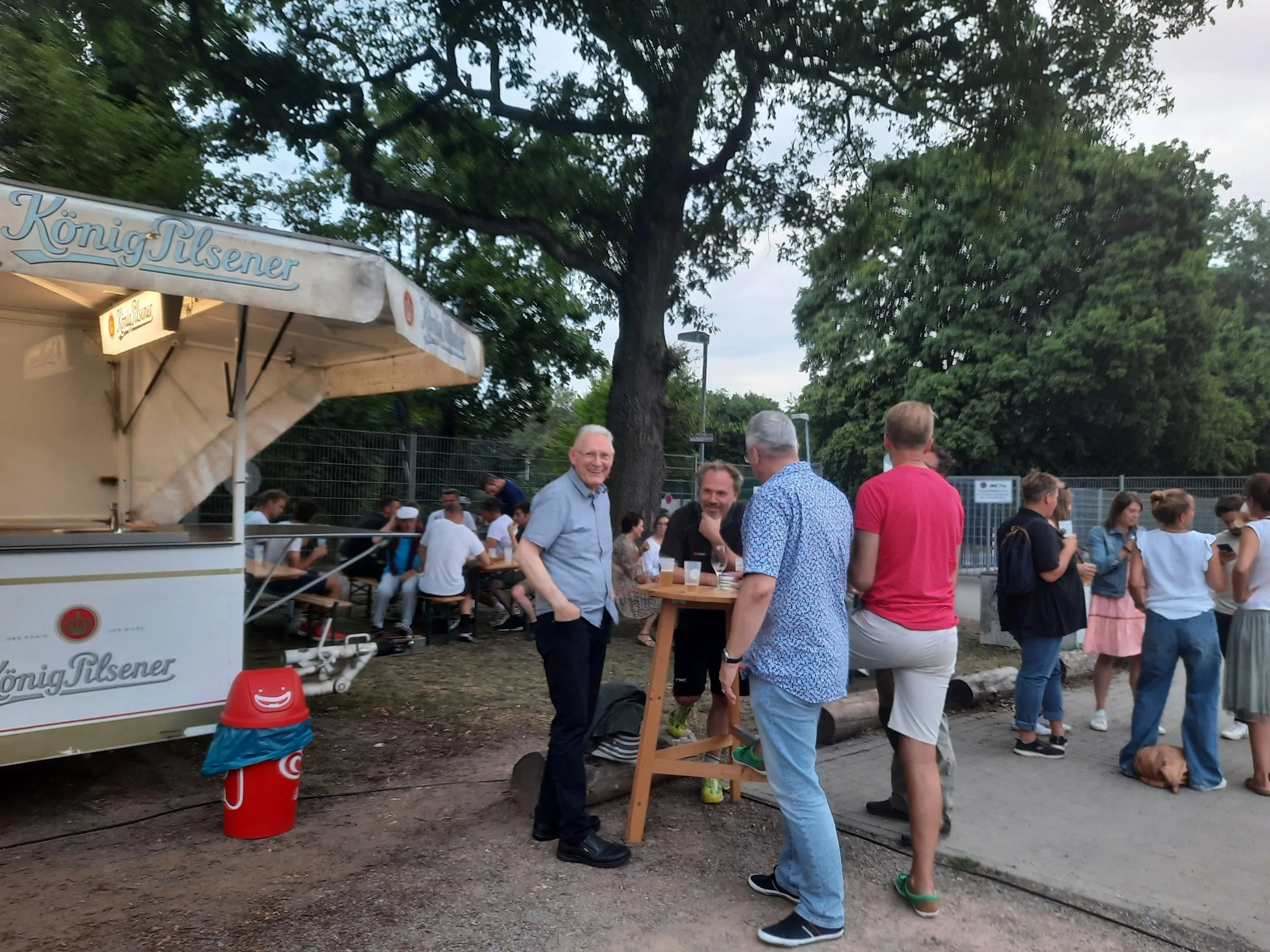 Stimmungsvolle Einweihung des Bierwagens am Parkplatz 2
