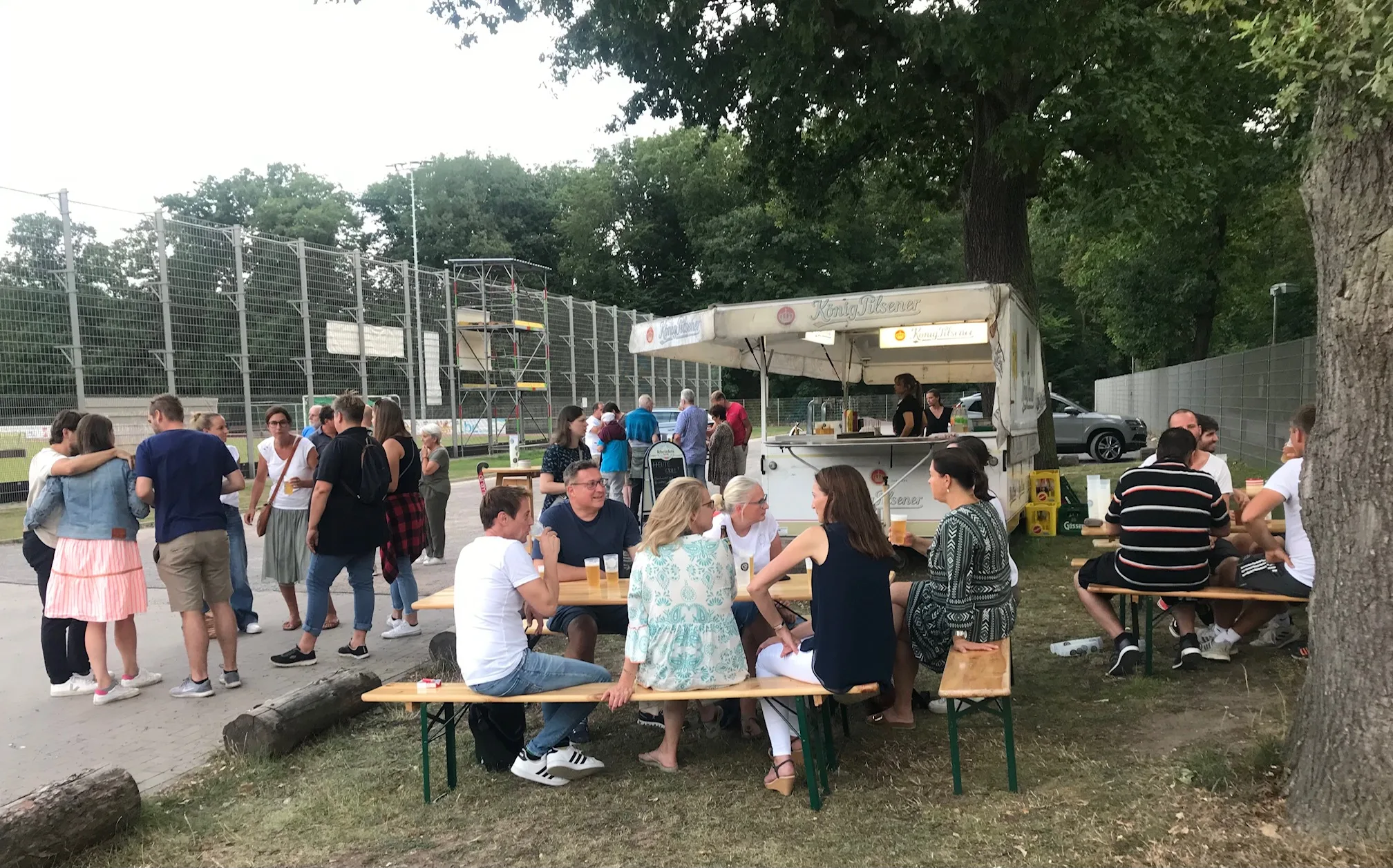 Stimmungsvolle Einweihung des Bierwagens am Parkplatz 2