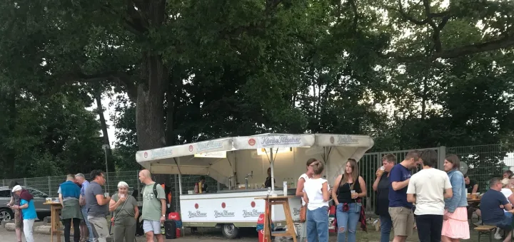 Stimmungsvolle Einweihung des Bierwagens am Parkplatz 2