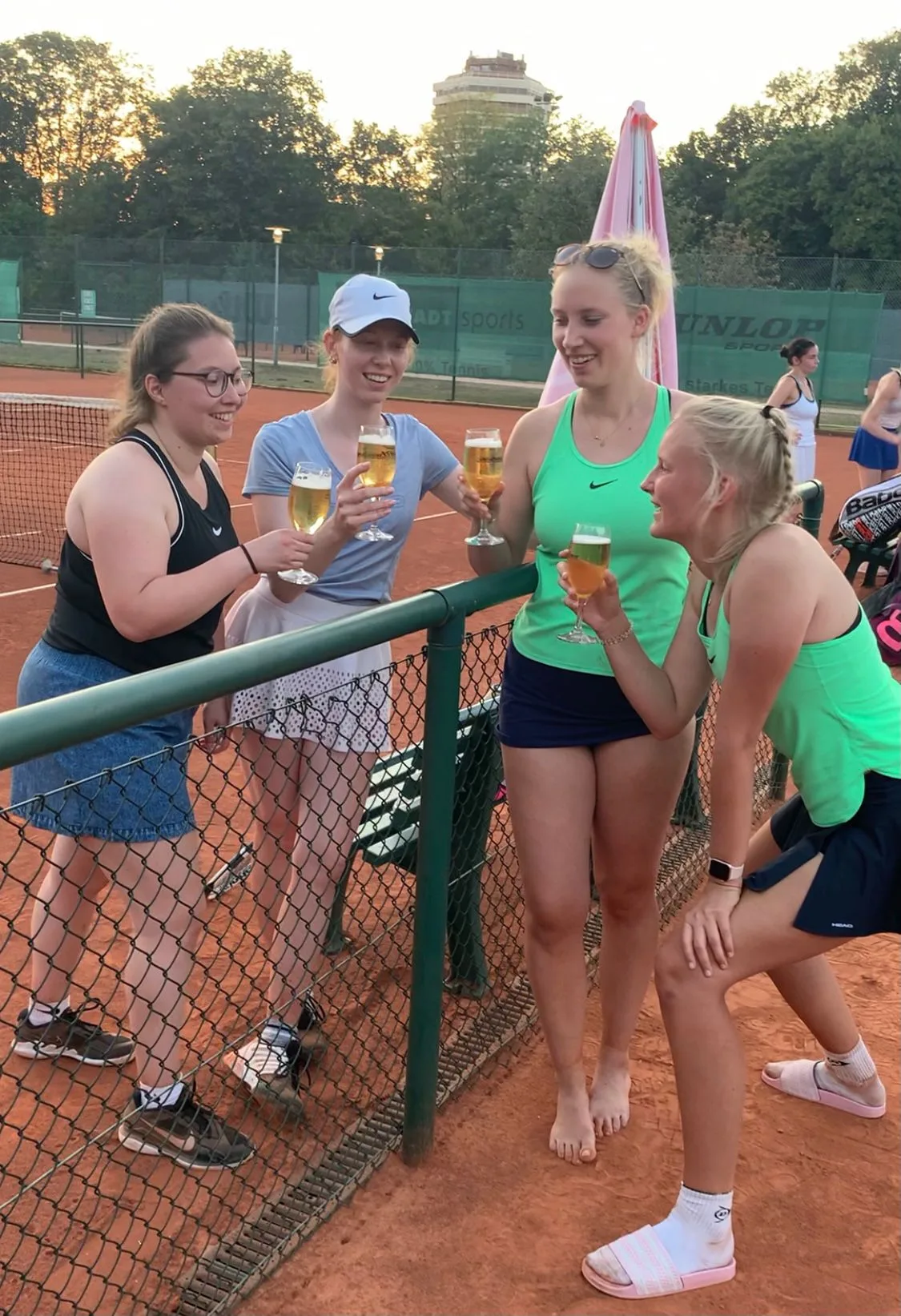 Derbysieg im Spitzenspiel