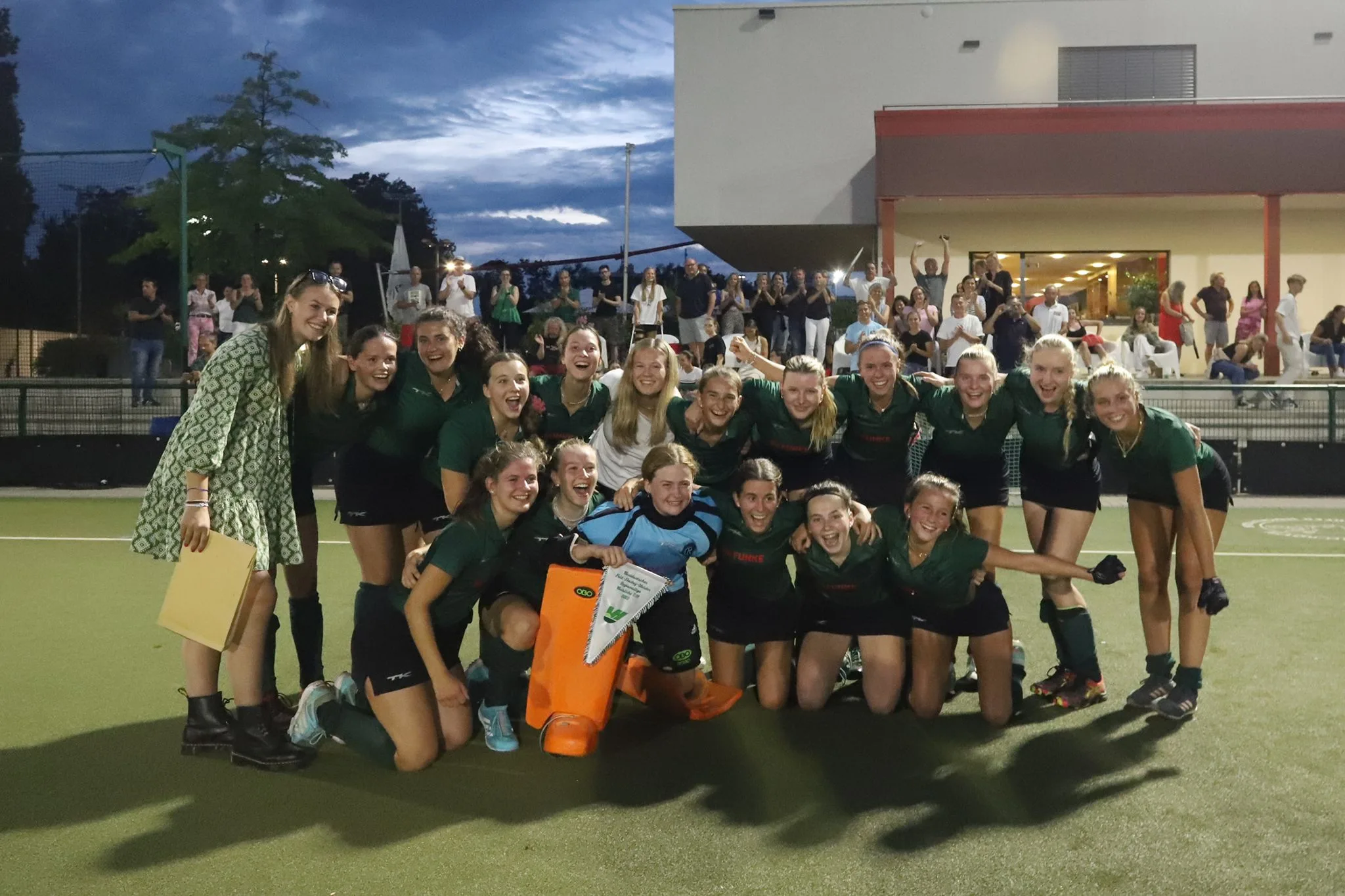 Déjà-vu oder „Alle Jahre wieder“ – Die weibliche U18 des Club Raffelberg gewinnt erneut die „Westdeutsche Meisterschaft“ im DHC !