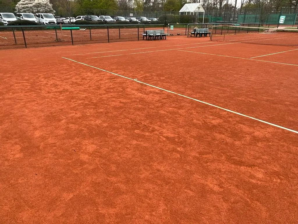 Tennisplatz Pflege im CR