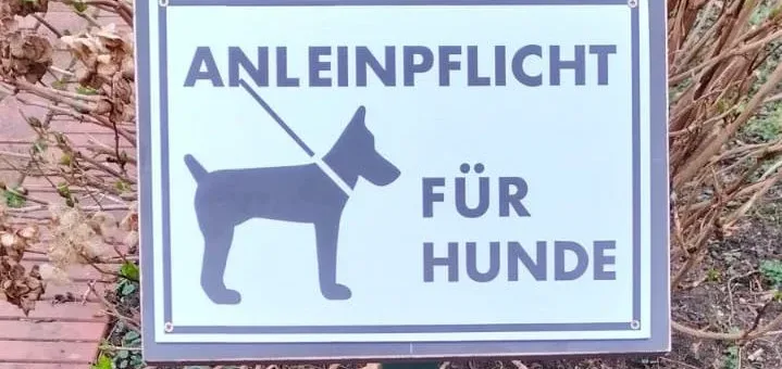 Anleinpflicht für Hunde auf dem Clubgelände