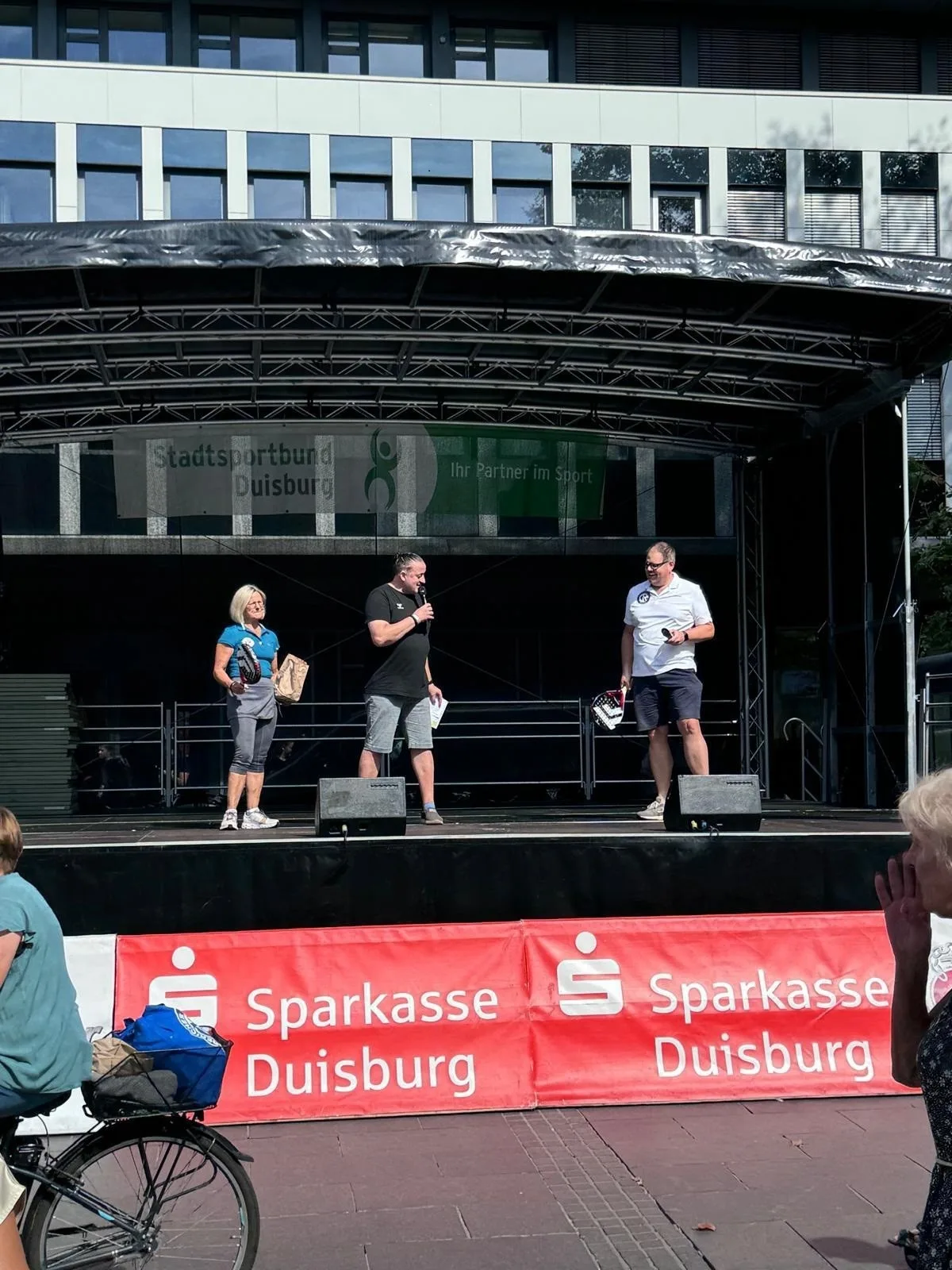 Bei „Duisburg bewegt sich“ flogen CR Padel-Gutscheine ins Publikum!