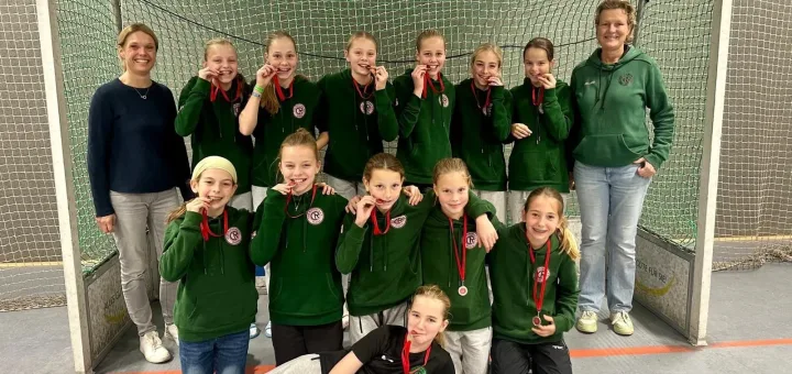 Die WU12 (1) gewinnt den Niemerszein Alster Kids Cup 2024 in Hamburg