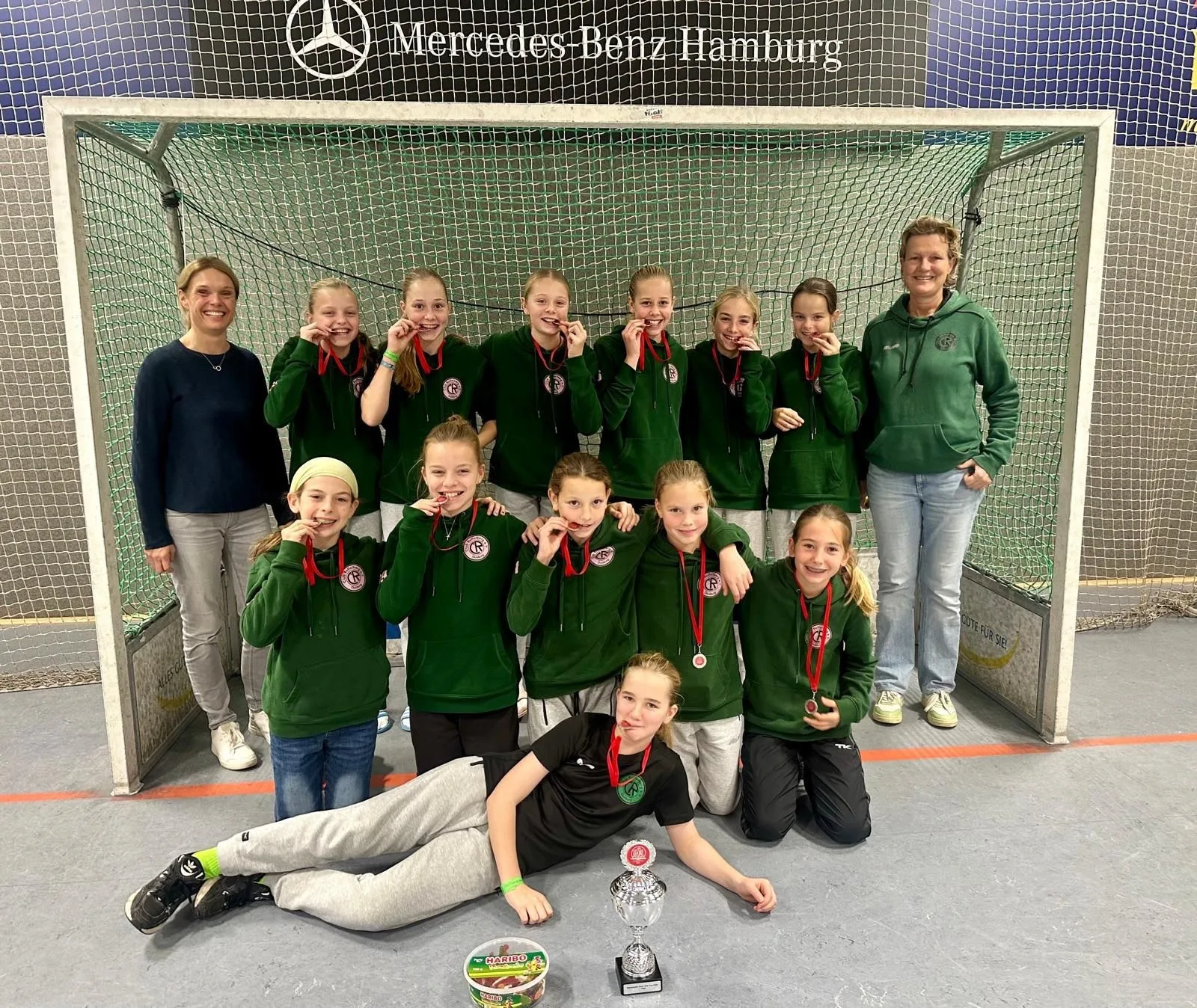 Die WU12 (1) gewinnt den Niemerszein Alster Kids Cup 2024 in Hamburg