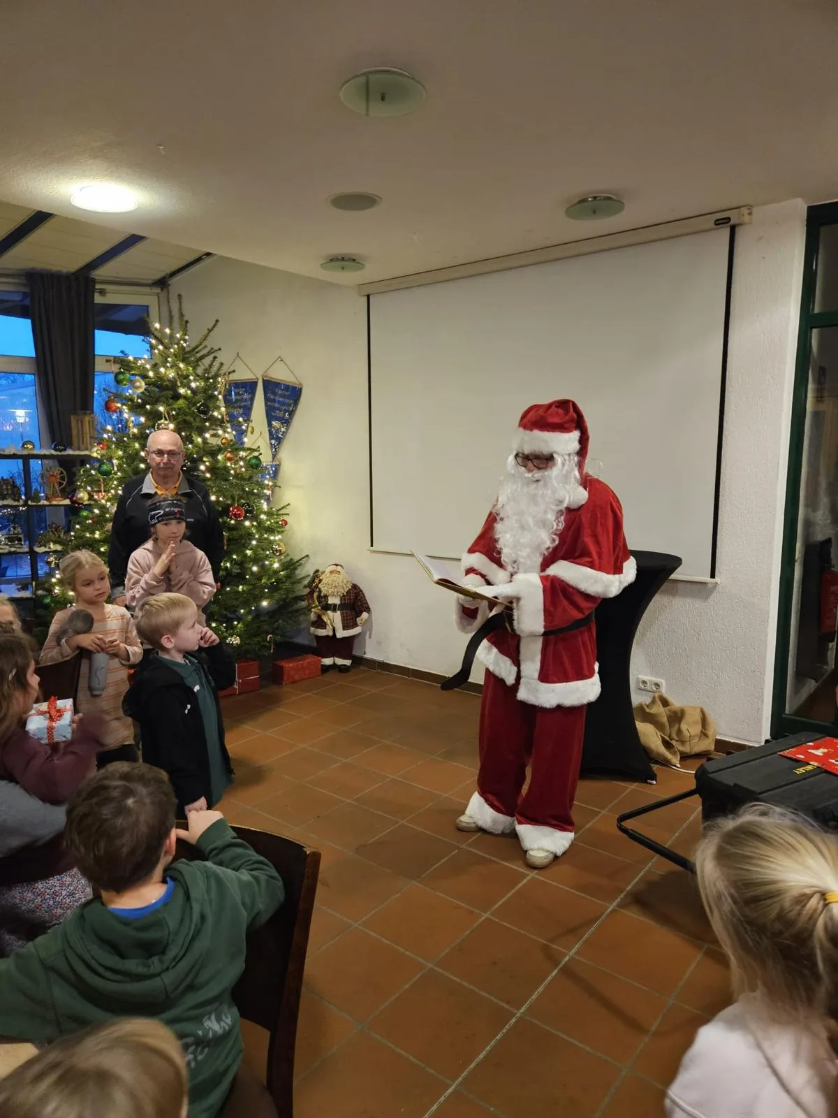 Der Nikolaus bei den Minis