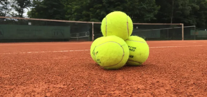 Tennisbälle auf dem Sandplatz im Club Raffelberg Duisburg