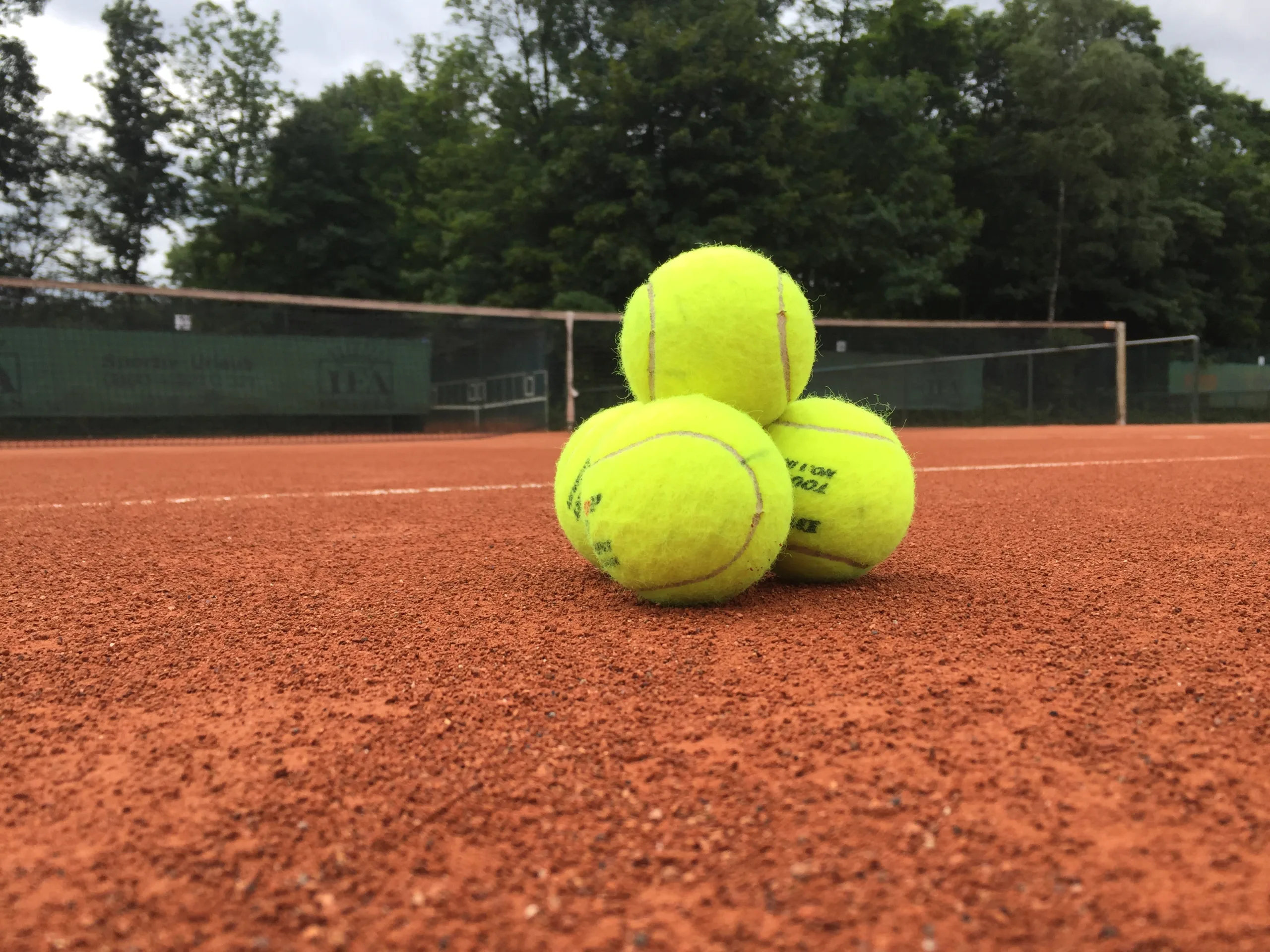Tennisbälle auf dem Sandplatz im Club Raffelberg Duisburg
