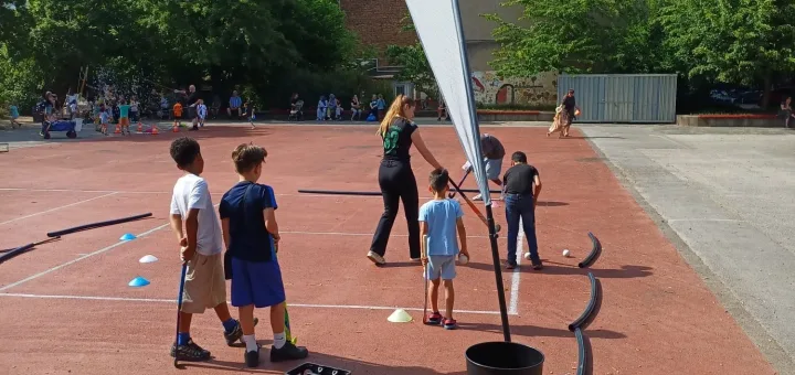 Hockeyschnuppern beim Schulfest in der Hebbelschule