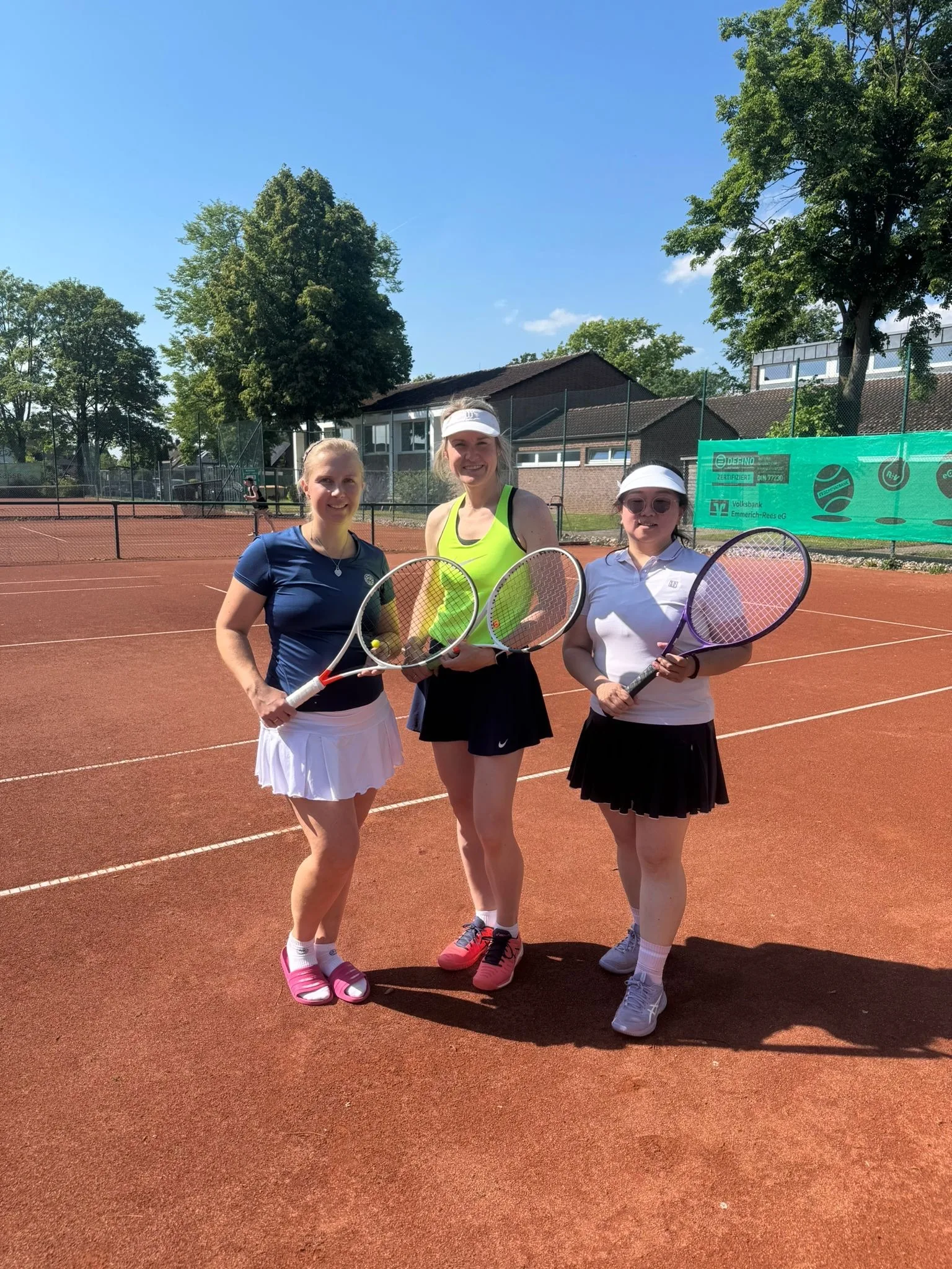 Tennis: 1. Damen souverän und Herren-Teams mit Erfolgen